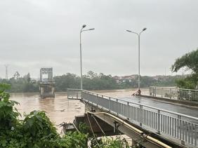 Vụ sập cầu Phong Châu: Nước lũ chảy xiết vẫn chưa thể tiến hành cứu hộ