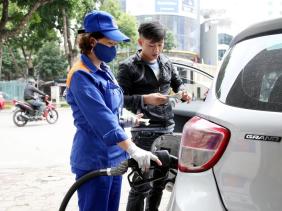 Giá xăng RON95-III tăng 3 lần liên tiếp, lên sát ngưỡng 20.000 đồng mỗi lít