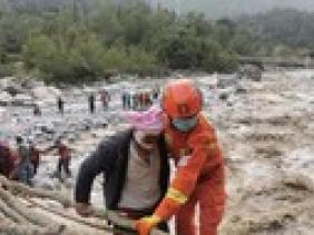 Động đất mạnh 6,8 độ richter xảy ra tại huyện Lôi Định vào trưa 5-9 làm rung chuyển cả khu vực đồi núi nằm trên rìa cao nguyên Tây Tạng. Theo Đài truyền hình Trung ương Trung Quốc (CCTV), số người thiệt mạng vì động đất tại tỉnh Tứ Xuyên, Tây Nam Trung Quốc, đã tăng lên 66 người; hàng trăm người khác bị thương. Ít nhất 15 người vẫn còn mất tích. Hiện mạng lưới cấp điện bị ngắt, nhiều tòa nhà ở thị trấn cổ Moxi, khu tự trị Garze, tỉnh Tứ Xuyên bị phá hủy. Thị trấn này báo cáo có 37 người đã thiệt mạng và