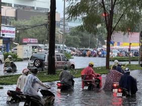 Bắc Bộ tiếp tục oi nóng, Nam Bộ mưa dông về chiều