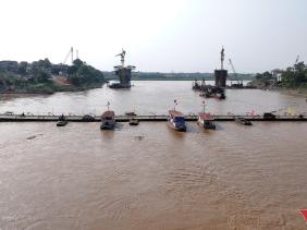 Xuyên đêm nối lại cầu phao Phong Châu