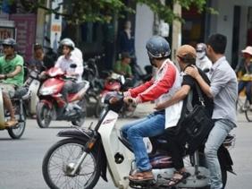 Từ 2025, mức phạt lỗi xe máy "kẹp 3" tăng ra sao?