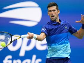 Australia tạm hoãn quyết định trục xuất Djokovic