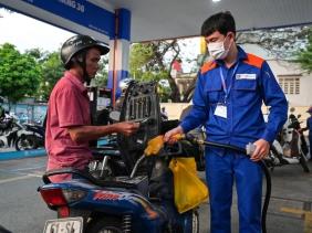 Giá xăng RON95 giảm nhẹ, còn 20.563 đồng/lít