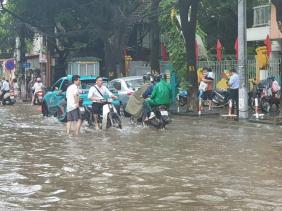 Trường học ở Hà Nội bất ngờ ngập sau trận mưa đêm, phụ huynh chật vật đưa con đến lớp