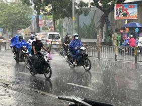 TP.HCM mưa lớn, giông sét ầm ầm