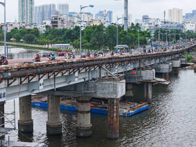 106 kích thủy lực đã nâng cầu Bình Triệu 1 nặng 11.000 tấn lên nửa mét