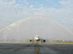 Lãnh đạo Cảng Hàng không Quốc tế Nội Bài chào đón Hãng hàng không Sichuan Airlines mở đường bay đến Sân bay Nội Bài. (Ảnh: PV/Vietnam+) Bà Nguyễn Thị Kim Ngân, Phó Giám đốc Cảng Hàng không Quốc tế Nội Bài chia sẻ Việt Nam và Trung Quốc có những điểm tương đồng về văn hóa và con người và là thị trường du lịch quan trọng của nhau. Việc mở đường bay này sẽ tạo điều kiện thuận lợi cho giao thương, đi lại của du khách giữa hai tỉnh, thành phố của Việt Nam và Trung Quốc, từ đó góp phần thúc đẩy du lịch và kinh tế