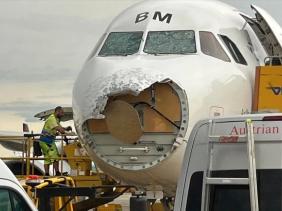 Máy bay Airbus A320 của Austrian Airlines vỡ toác mũi vì mưa đá dữ dội