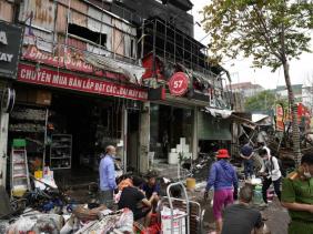 Cháy 10 cửa hàng ở Hà Nội lúc rạng sáng