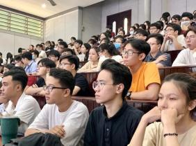 Giữ ổn định học phí phổ thông, lùi lộ trình tăng học phí đại học 1 năm