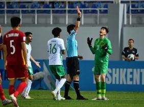 Cựu trọng tài V.League lý giải việc thủ thành Quan Văn Chuẩn bị thẻ đỏ