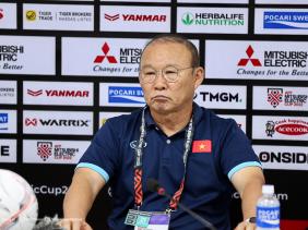 HLV Park Hang-seo nói gì về tình huống dẫn tới thẻ đỏ của cầu thủ Malaysia?