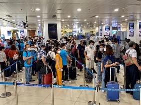 Giá vé bay cao ngất ngưởng, người dân chọn du lịch bằng xe cá nhân