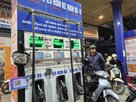 Bộ Công Thương công bố: Giá xăng RON95 giảm gần 4.000 đồng/lít, dầu hỏa 4.100 đồng/lít