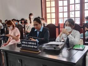 Các luật sư đại diện ủy quyền cho hoa hậu Thùy Tiên tại tòa. (Ảnh: VNN) Tiếp tục phiên tòa, HĐXX đọc quyết định nhập 2 vụ án vào làm một của Chánh án TAND quận Gò Vấp. Trước quyết định này, đại diện của bà Đặng Thùy Trang không đồng ý và cho rằng việc này không đúng tố tụng, bởi 2 vụ án là 2 mối quan hệ khác nhau. Đại diện của bà Trang cũng cho rằng, sau khi nộp đơn chỉ được tòa triệu tập đến làm việc một lần. Trước ý kiến này, HĐXX cho biết, tòa đã nhiều lần liên lạc với bà Trang qua địa chỉ bà Trang cun