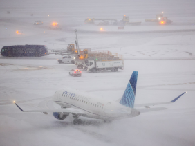 Nước Mỹ tê liệt trong trận bão tuyết mùa đông 'lịch sử'