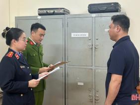 Khởi tố người đàn ông 'khóa đầu, khóa đuôi' xe ngày mùng 2 Tết