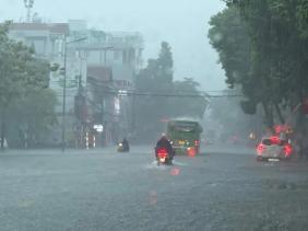 Mưa gió bao trùm miền Bắc: Nguy cơ lũ đặc biệt lớn