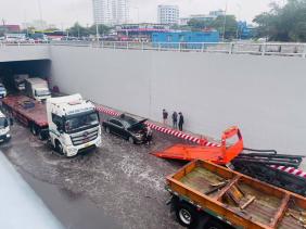 Hầm chui 830 tỉ đồng ở TPHCM ngập sâu sau cơn mưa trái mùa