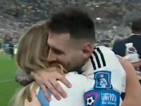 Messi ôm chặt người phụ nữ này, trước cả vợ con sau trận chung kết