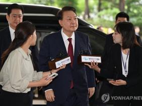 Bình luận Facebook Twitter Zalo Zalo Công tố viên Hàn Quốc đột kích nhà cựu Tổng thống Yoon Suk-yeol