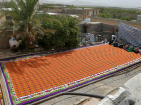 Các thợ dệt Iran làm nên tấm thảm kilim khổng lồ hơn 100m2