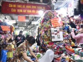 Giá thuê sạp chợ Đại Quang Minh: Tiểu thương nói cao, 'chủ chợ' bảo thấp