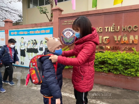 Trẻ được nghỉ học vì trời lạnh: Ông bà hỏa tốc từ quê lên trông cháu, bố mẹ "điều khiển" con qua camera