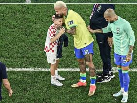 Neymar khóc sau khi bị loại, con trai Perisic chạy đến an ủi