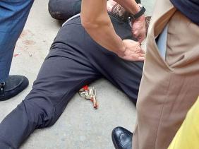 Vợ chồng chủ tiệm vàng quật ngã thanh niên mang dao, súng vào cướp