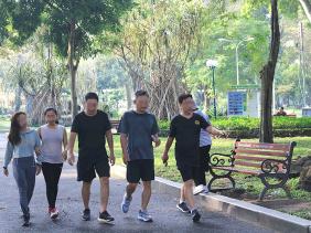 Tỷ lệ bao phủ vaccine mũi 3 - 4 ở nước ta trong top cao của thế giới.  Thứ ba, các bệnh truyền nhiễm phát triển theo chu kỳ dịch. Thời gian gần đây tính chu kỳ của dịch COVID-19 không còn báo hiệu dịch khuynh hướng trở thành bệnh lưu hành.  "Việt Nam có thể đưa COVID-19 thành bệnh thông thường”, PGS.TS Đỗ Văn Dũng đề nghị.  PGS.TS Đỗ Văn Dũng cũng bày tỏ, hiện gánh nặng do dịch COVID-19 rất thấp trong khi những dịch bệnh khác nhiều hơn. Nếu đầu tư lớn cho chống COVID-19 trong khi dịch bệnh khác không đáng k