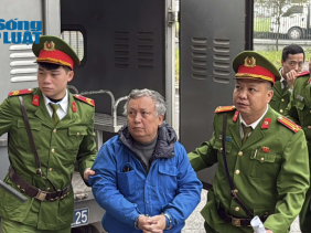 Cận cảnh cảnh sát áp giải các cựu lãnh đạo Tổng công ty Xi măng Việt Nam đến tòa