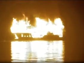 Tàu du lịch chở 41 người bất ngờ bốc cháy trên Vịnh Hạ Long