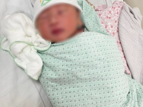 Chưa kịp tới bệnh viện do tắc đường, chồng đỡ đẻ cho vợ ngay trên taxi ở Hà Nội