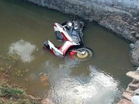 Đi xe máy tốc độ cao, lao xuống mương nước, 2 thanh niên thương vong