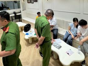 Công an kiểm tra quán cà phê "hẹn hò" dùng gương một chiều để ghép đôi ở TP.HCM