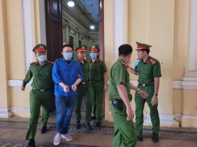 Nhâm Hoàng Khang khai tại tòa 'nhận tiền để phát hiện ra lỗi của sàn T-Rex'
