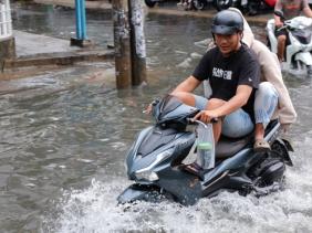 TP.HCM: Mưa lớn kéo dài 2 giờ, nhiều tuyến đường ngập nửa bánh xe