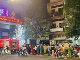 Mâu thuẫn tình cảm, mang xăng đi đốt nhà người yêu, 4 người thương vong
