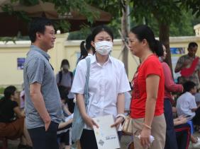 Sau ngày thi "dễ thở", sĩ từ Hà Nội tự tin thử sức với môn Toán