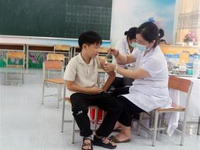 Vì sao nhiều phụ huynh ngần ngại cho con tiêm vaccine ngừa COVID-19?