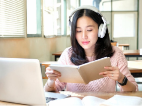 Chuyên gia nói về việc vừa làm việc vừa nghe nhạc có lợi hay có hại