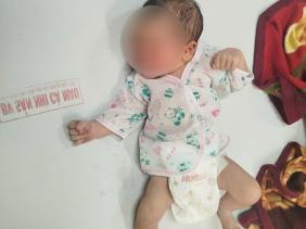Nghe tiếng trẻ em khóc lúc rạng sáng, bàng hoàng phát hiện trẻ sơ sinh trong túi nilon màu đen