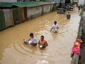 Bão Noru nhấn chìm nhiều vùng rộng lớn ở Philippines
