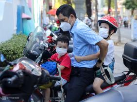Phụ huynh 'toát mồ hôi' với giấy chứng nhận âm tính