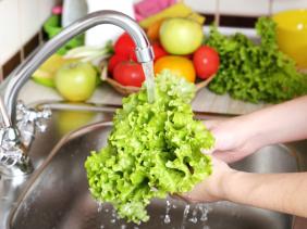 Ăn rau sống như thế nào để không lo nhiễm giun sán?