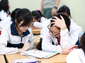 Sĩ tử lớp 12 cuống cuồng với lịch học dày đặc, tham gia liền 3 kỳ thi