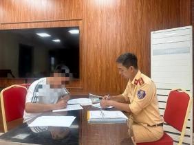 Xử phạt tài xế ô tô che biển số bằng dòng chữ "Happy Wedding"