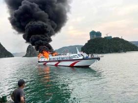 Tàu cao tốc bất ngờ bốc cháy dữ dội ở Quảng Ninh, khói đen cuộn lên nghi ngút